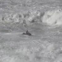 ナザレでレスキュー中のジェットスキーが転覆！一部始終動画