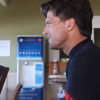 オアフ島ノースショアでのブルース・アイアンズの日常!サーフシーンも収録
