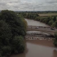 変わった波を求めてディラン・グレイヴスがイギリスのセヴァーン川へ