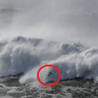世界最大級の波に巻かれ続けても余裕！？ナザレでのホールドダウン動画