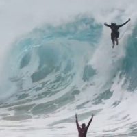 JOBが若手を連れてワイメアの恐怖ショアブレイクバレルにチャージ