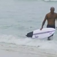 ケリー・スレーターが19年CT開幕前にボードテスト!フリーサーフ動画