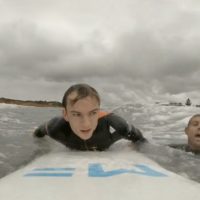 F1レーサーがサーフィン初体験！コーチは何とミック・ファニング