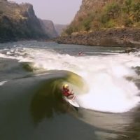 波のサイズは世界最大!?アフリカ大陸ザンベジ川のリバーサーフィン動画