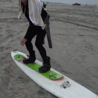 スノーボードonサーフボード!?ベン・グレイビーが新サーフスタントにトライ