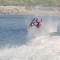 驚きのエアリアル!ファンウェイブでストラップ付ボードに乗るカイ・レニー