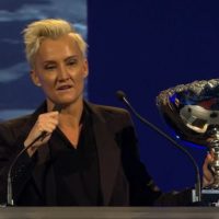 夢は大きく!LGBT公言サーファー初のワールドチャンプとなったケアラ・ケネリーのスピーチ