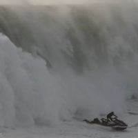 ナザレ(ポルトガル)で仲間を救うための自殺行為と言えるレスキュー動画