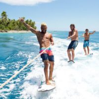 イタロ、タイラー、イーサンのビラボンライダーがトロピカルアイランドへ