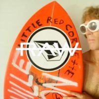 42歳でも変わらずスタイリッシュなオジー・ライトのフリーサーフィン動画