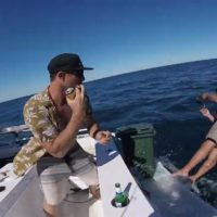 マッド・ヒューイズがWAカルバリへ！サーフ、フィッシング、ビール