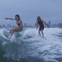 セクシーサーファーのアナスタシア・アシュリー!ウェイクサーフィンに挑戦