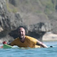 義足サーファーがパダンパダンのバレルに!ファブリツィオ・バセッティ