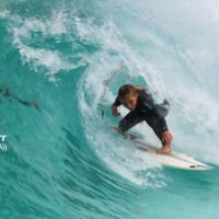 カージーの娘で11歳のシエラ・カーがザ・コーヴのスラブにチャージ