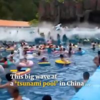 中国のウォーターパークでビッグウェイブが:44名が負傷の事故