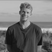 ジョンジョン・フローレンスが「初体験」を明かすインタビュー動画