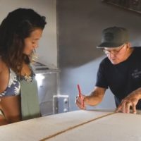 豪レジェンドシェイパーがケリア・モニーツにサーフボードをシェイプ