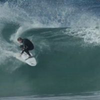 バレル&ターン!マット・ホイのニューカッスルでのフリーサーフィン動画