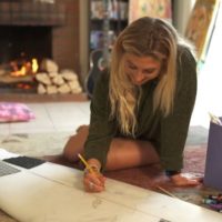 女性トップサーファーのセイジ・エリクソン!サーフ以外に夢中なのはアート