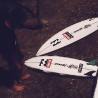 ウェイブプールで再びのボード4本縛り!ダコダ・ウォルターズのフリーサーフ動画