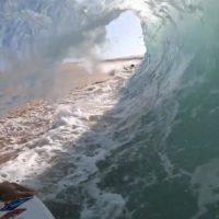 水深ゼロのバレル!メイソン・ホーのザ・ウェッジでのチャージ動画