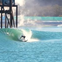 サーフ・レイクスの8ftバレルをスタンドアップサーファーがテスト