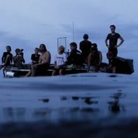 クレイグ・アンダーソンと若手6名がテロ諸島へ!インドネシアトリップ動画