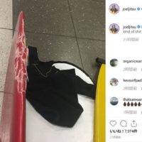 飛行機でサーフボードがバキバキに:ジョエル・チューダーが怒りのSNS投稿