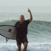 津波被害から25年：Gランドで津波を体験したロブ・ベインが息子とトリップ