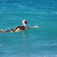 メイソン・ホーからホリデーシーズンのプレゼント!サーフィンサンタ動画