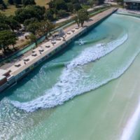 牧之原のウェイブプール建設:国内と海外メディアで異なるスケジュール