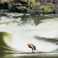 ヴァンズライダーが世界最大リバーサーフィンのザンベジ川へトリップ