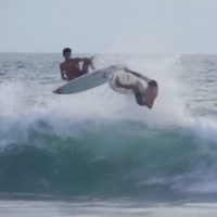 二人のサーファーがエアリアルで空中接触:ハイレベルな事故動画