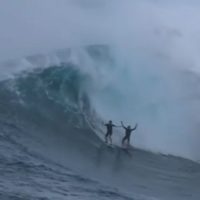 マウイ島ジョーズで大晦日のミラクル!カイとネイトの「2 in 1」バレル動画