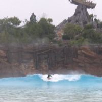 80年代に開園したウェイブプールでのキャロリン・マークスのサーフ動画