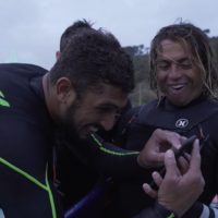 カイ・レニーとチャンボがメインのナザレでのトウインサーフ動画