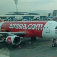 サーファーへのメリットは!?WSLの公式航空会社は今年もエアアジア