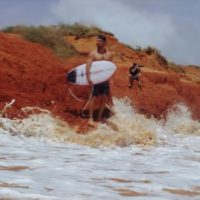 クロコダイルにも注意！ジェイとハリーのサーフトリップ動画