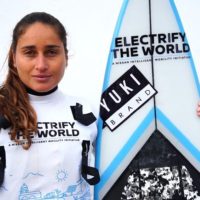 女性サーファーも巨大波にチャージ！ミシェル・デ・ブイヨンズのナザレ動画