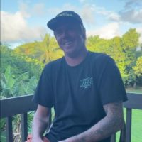 アルビー・レイヤーがファンの質問に何でも答えるインタビュー動画