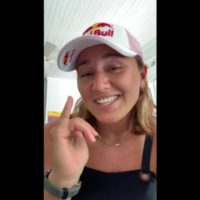 カリッサ・ムーアがファンの質問に何でも応えるインタビュー動画