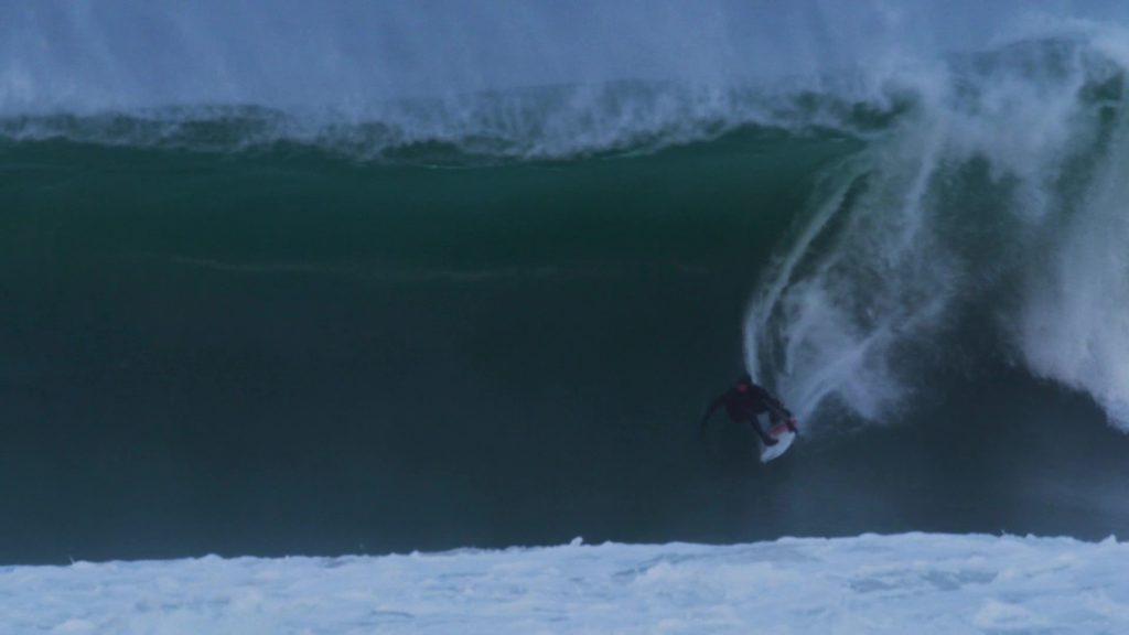 フリーフォールからのBSバレル！ジョアン・ドゥルのフリーサーフィン動画