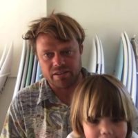 デーン・レイノルズがファンの質問に何でも答えるインタビュー動画