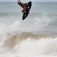 SNS拡散のヒュージエアーも!イタロ・フェレイラのフリーサーフィン動画