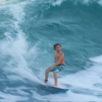 バックドアで13歳のケパ・メンディアが過去最高のバレルをメイク!父親のレールもヤバい