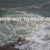 岩場で転がっても何度も立ち上がる！初心者オージーサーファーのトライ動画