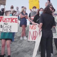 アメリカの人種差別抗議デモ：サーファー流のセレモニーと悲しい現実も