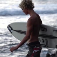 ハワイ島若手のブロディ・セール!ホームとウェイブプールでのフリーサーフ動画