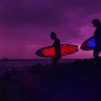 べサニー・ハミルトンとレイキー・ピーターソン！モルディブでのナイトサーフィン動画