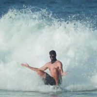 バリ島チャングーでフィンレス!アリ・ブラウンのフリーサーフィン動画